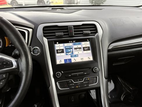 Used 2018 Ford Fusion SE w/ Equipment Group 602A FWD image 32