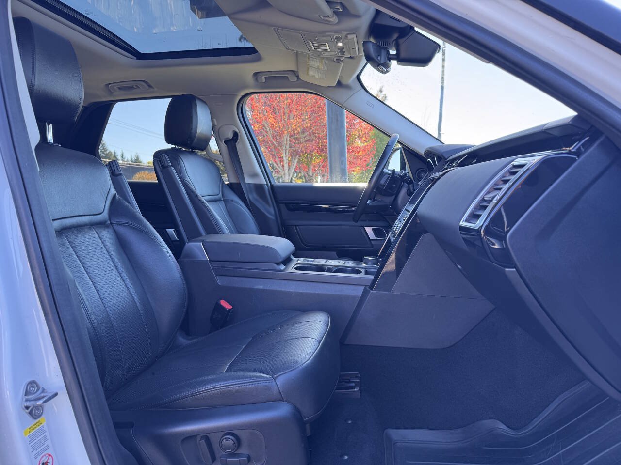 Used 2019 Land Rover Discovery SE AWD/4WD image 11