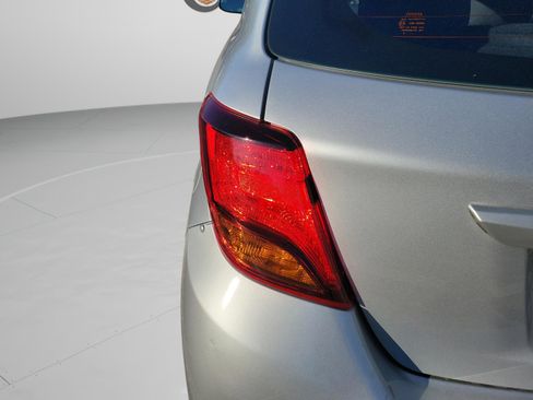 Used 2017 Toyota Yaris L image 18