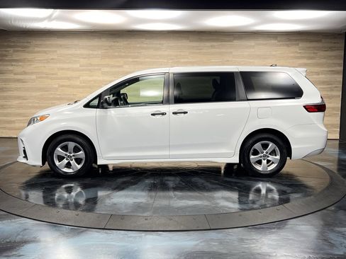 Used 2020 Toyota Sienna L image 22