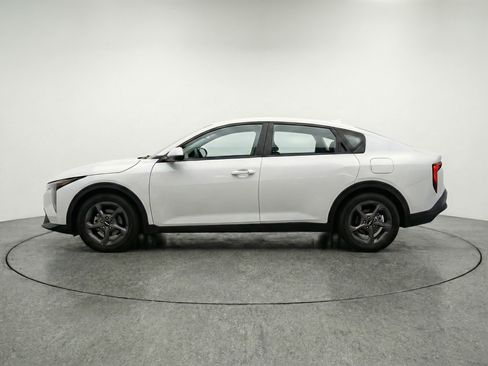 Used 2025 Kia K4 LXS image 5