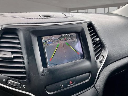 Used 2019 Jeep Cherokee Latitude Plus w/ Cold Weather Group AWD/4WD image 21