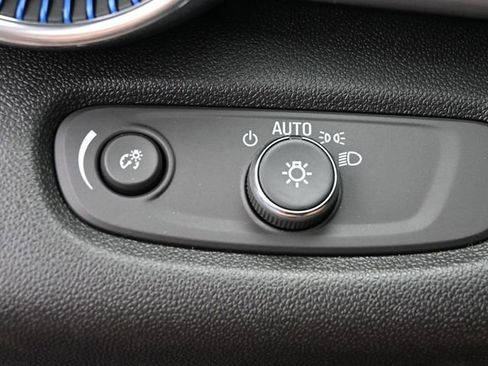 Used 2025 Chevrolet Trax LT FWD image 36