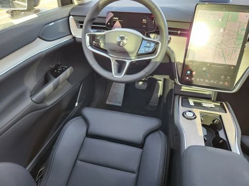 New 2025 Volvo EX90 Plus w/ Protection Package Premier AWD/4WD image 9