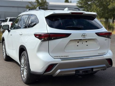Used 2026 Toyota Highlander Platinum AWD/4WD image 3