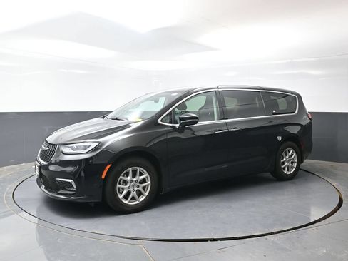 Used 2024 Chrysler Pacifica Touring-L FWD image 10
