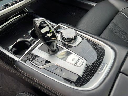 Used 2022 BMW 750i xDrive image 26