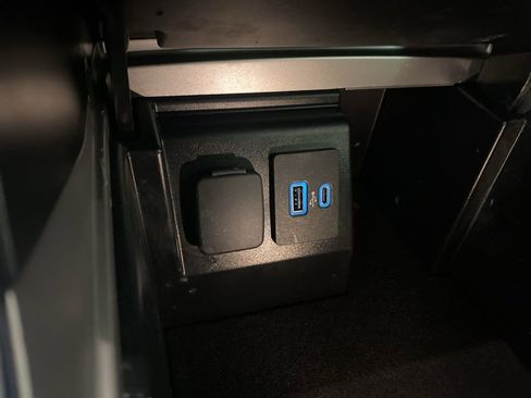 Used 2022 Ford Explorer XLT w/ Equipment Group 202A image 10