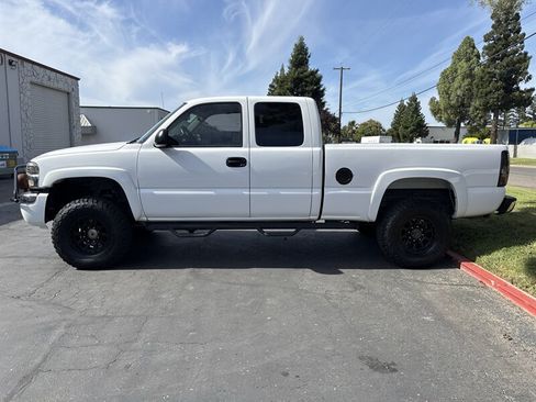 Used 2005 GMC Sierra 2500 SLE w/ Skid Plate Package AWD/4WD image 8