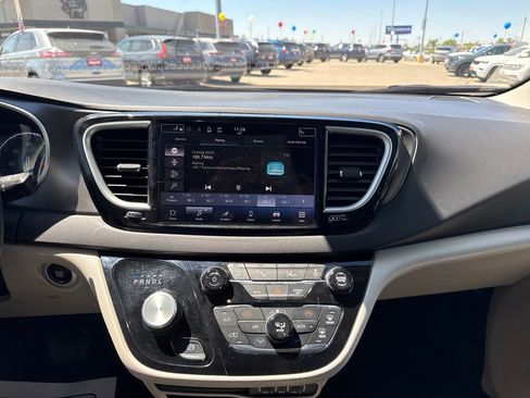 Used 2024 Chrysler Pacifica Touring-L FWD image 40