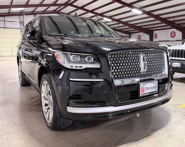 Used 2022 Lincoln Navigator Reserve AWD/4WD image 1