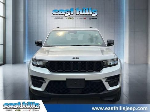 Used 2023 Jeep Grand Cherokee Altitude AWD/4WD image 7