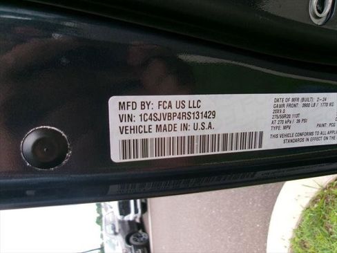 Certified 2024 Jeep Wagoneer Series II w/ Flexible Seating Group AWD/4WD image 18