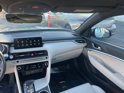 Used 2025 Genesis G70 2.5T image 35