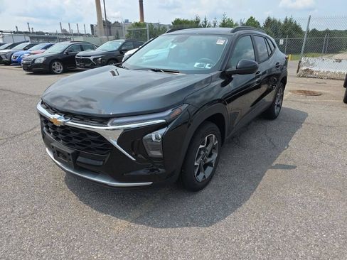 Used 2025 Chevrolet Trax LT w/ LT Convenience Package FWD image 5
