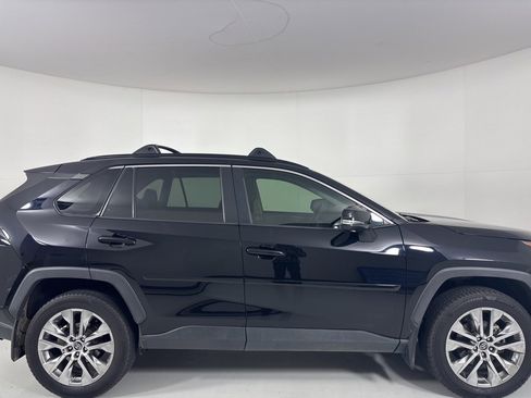 Used 2021 Toyota RAV4 XLE Premium image 5
