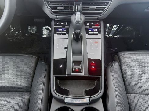 Certified 2025 Porsche Macan image 20