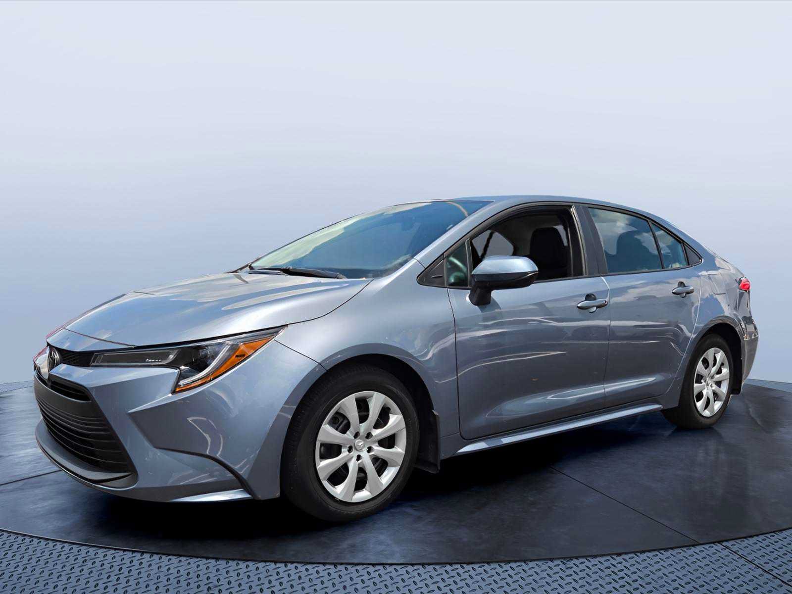Used 2025 Toyota Corolla LE FWD image 2