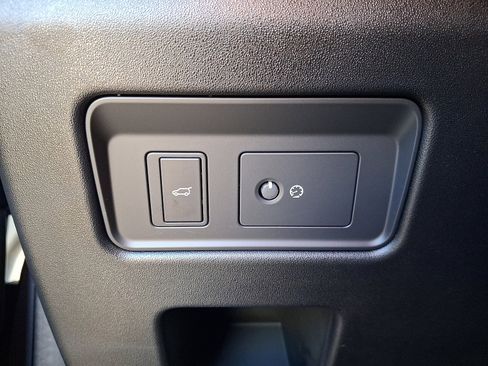 Used 2025 Land Rover Discovery Dynamic SE image 25