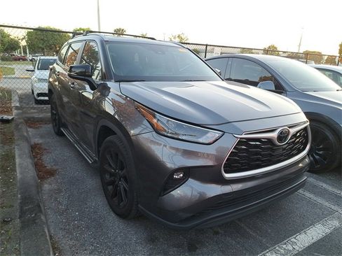 Used 2023 Toyota Highlander XLE image 2