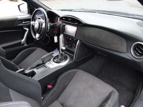 Used 2018 Toyota 86 image 38