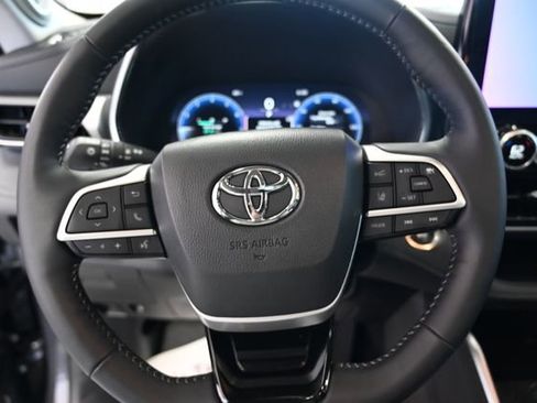 Used 2025 Toyota Highlander Platinum image 25