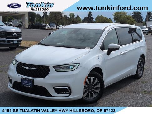 Used 2023 Chrysler Pacifica Touring-L FWD image 1