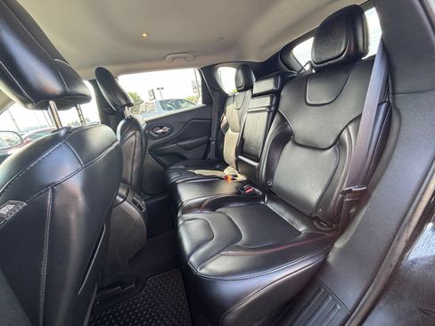 Used 2019 Jeep Cherokee Trailhawk AWD/4WD image 20
