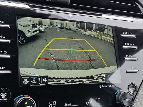 Used 2020 Toyota Camry XLE w/ Sunroof Package image 13