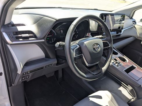 Used 2024 Toyota Sienna XLE FWD image 16