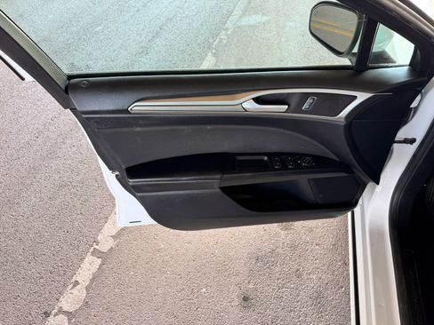 Used 2019 Ford Fusion SE FWD image 9