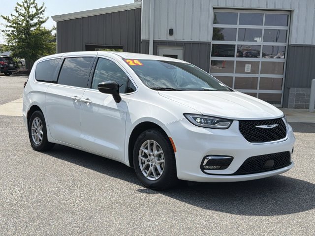 Used 2024 Chrysler Pacifica Touring-L FWD image 15