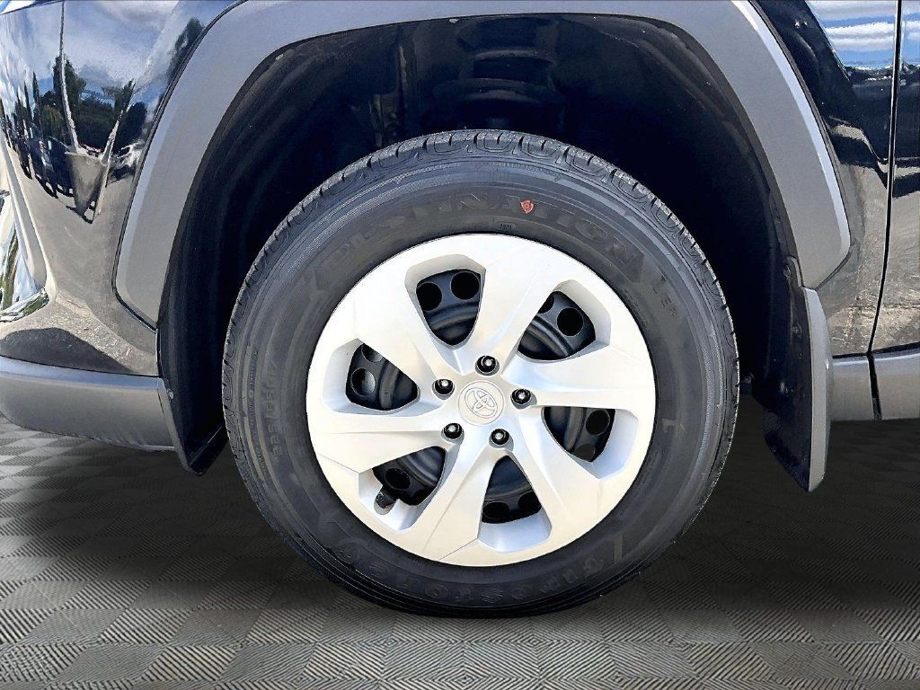 Used 2025 Toyota RAV4 LE AWD/4WD image 7