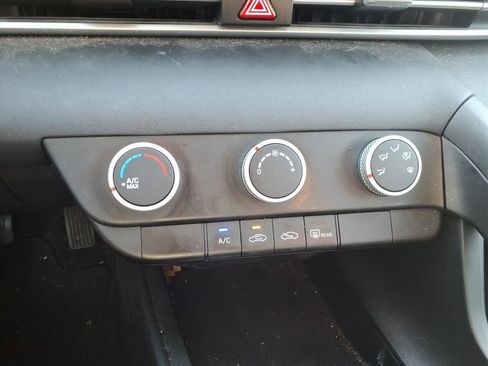 Used 2021 Hyundai Elantra SE image 16