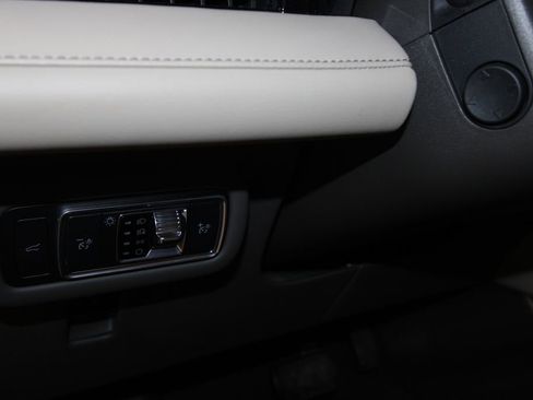 Used 2025 Lincoln Nautilus Premier image 11