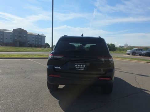 Used 2023 Jeep Grand Cherokee Altitude RWD image 7