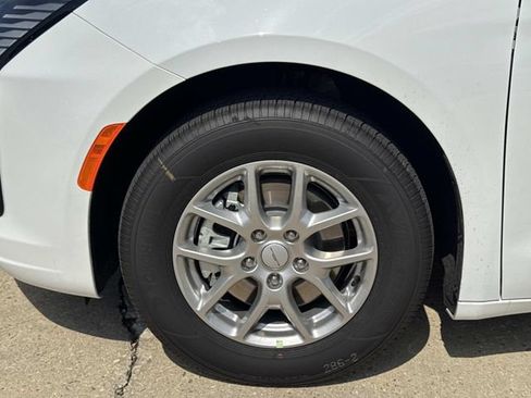 New 2027 Chrysler Pacifica Select FWD image 4