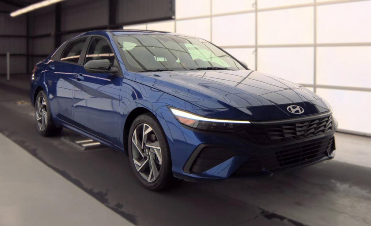 Used 2025 Hyundai Elantra Sport FWD image 5