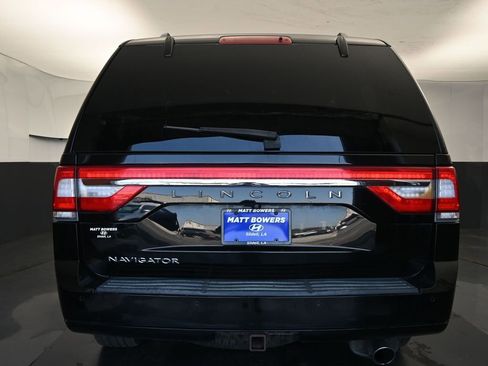 Used 2017 Lincoln Navigator Select image 18