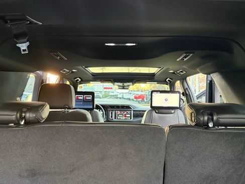 Used 2024 GMC Yukon XL Denali w/ Advanced Technology Package image 30