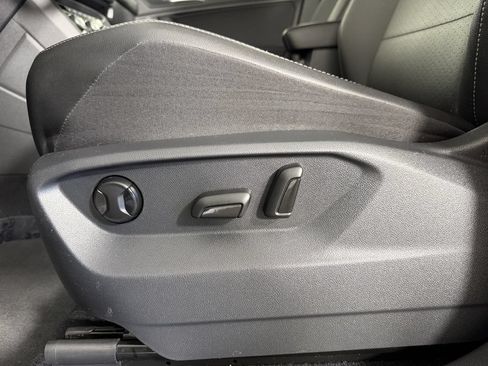 Used 2018 Volkswagen Tiguan SEL AWD/4WD image 39