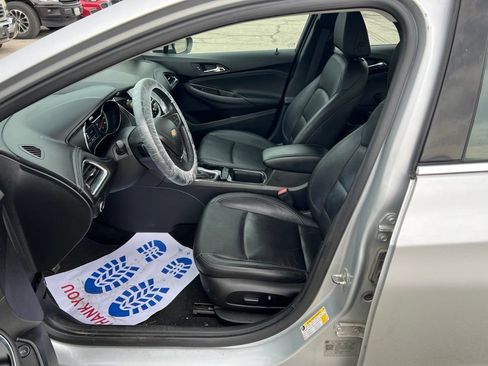 Used 2018 Chevrolet Cruze Premier FWD image 3
