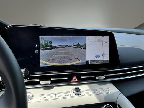 Used 2025 Hyundai Elantra Limited FWD image 14
