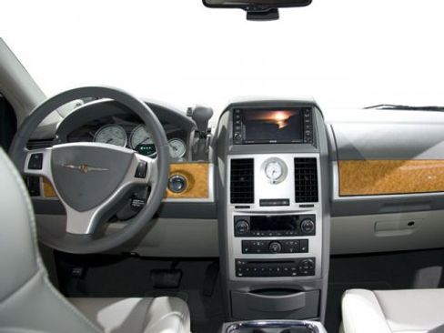 Used 2010 Chrysler Town & Country Touring image 5