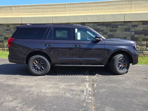 New 2026 Ford Expedition Tremor image 2