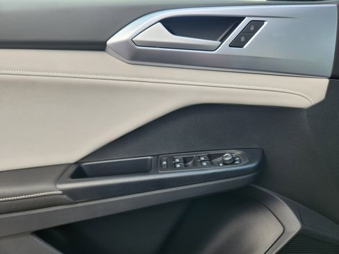 Certified 2025 Volkswagen Taos SE image 17