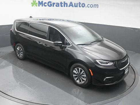 Used 2025 Chrysler Pacifica Select FWD image 3