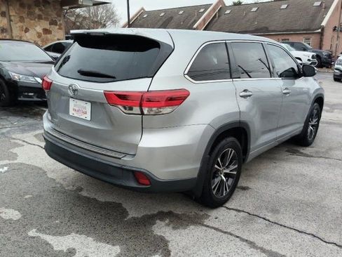 Used 2017 Toyota Highlander LE image 5