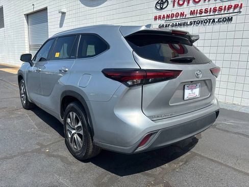 Used 2024 Toyota Highlander XLE FWD image 6