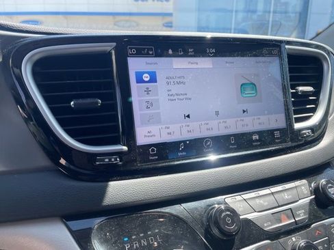 Used 2023 Chrysler Pacifica Touring-L image 13